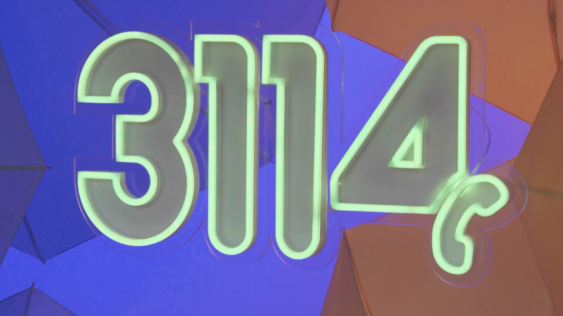 Logo du 3114 sur le plateau du podcast