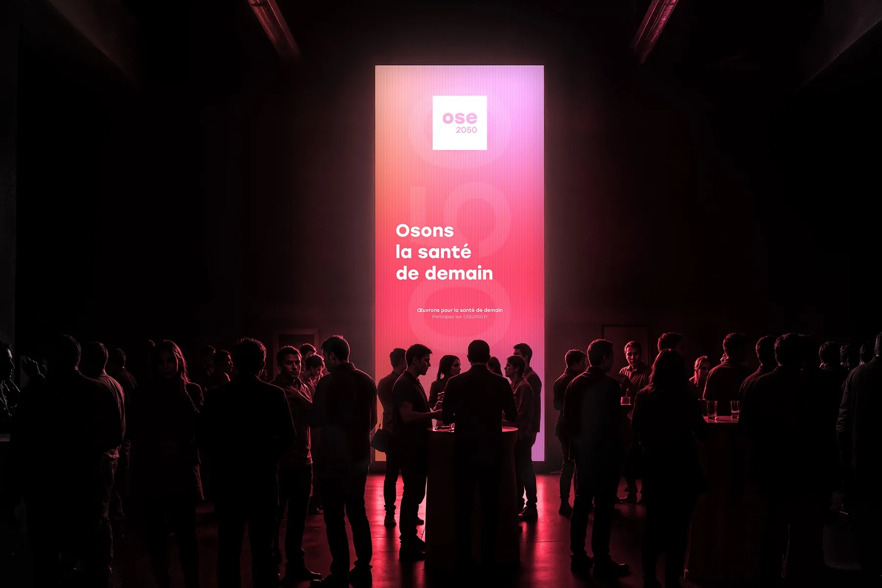 Logo du programme OSE 2050 affiché sur le mur, dans l'obscurité